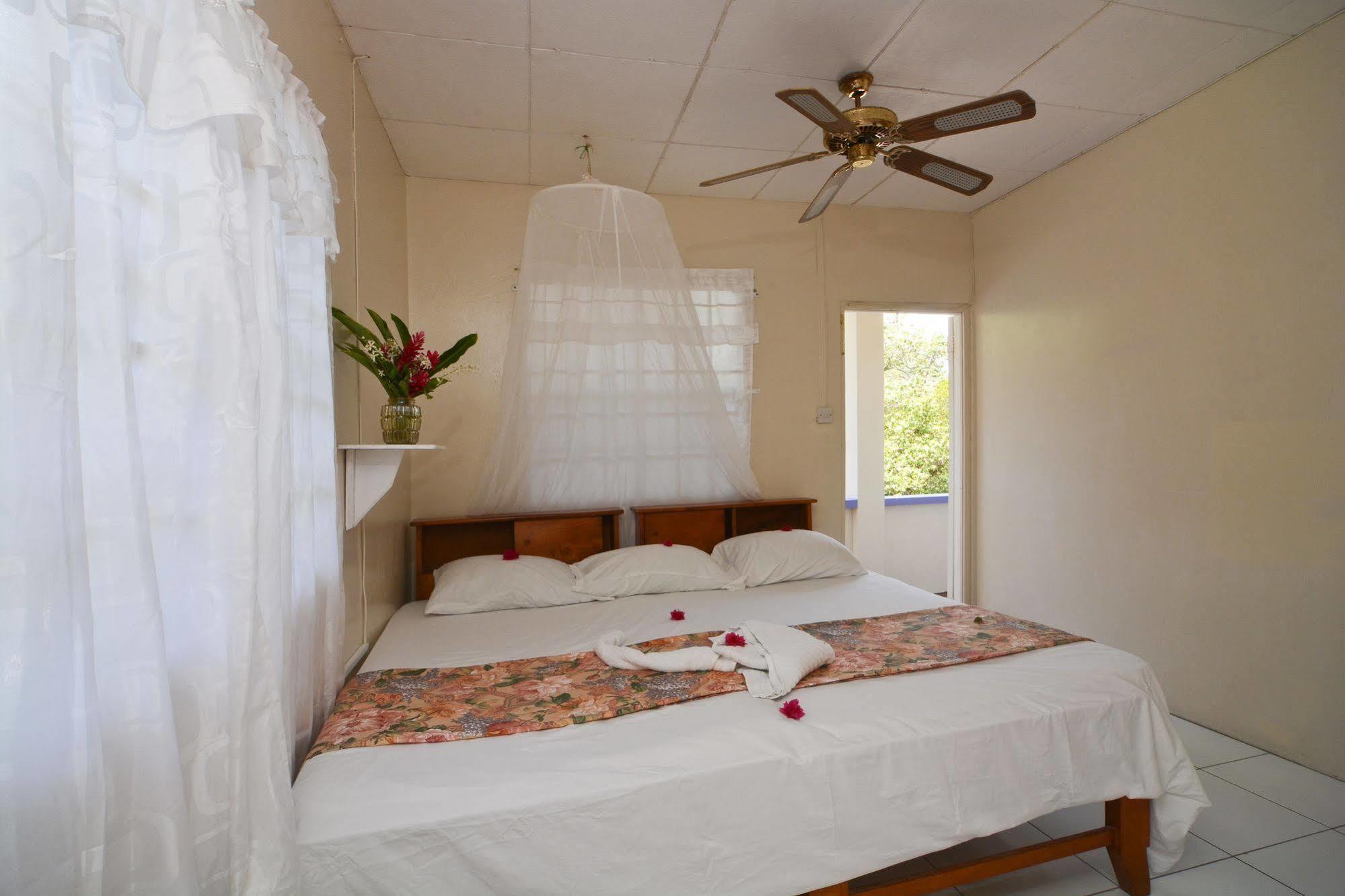 Keegans Beachside Hotel Bequia Island Kültér fotó